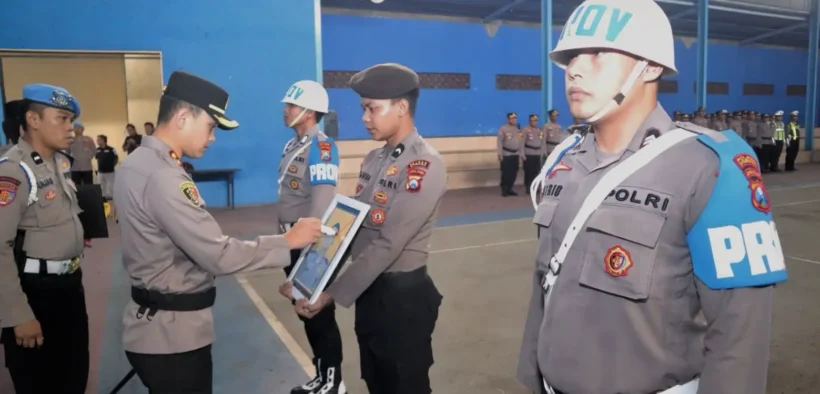 Dalam sebuah upacara resmi, satu anggota polisi situbondo dijatuhi sanksi Pemberhentian Tidak Dengan Hormat (PTDH), Rabu (04/03/2026).
