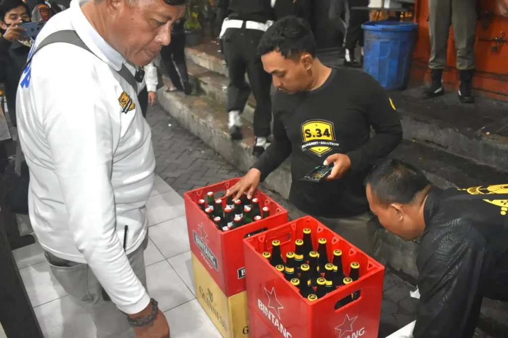 Mendem e Prei Rek! Satpol PP Surabaya mengamankan 61 botol minuman beralkohol dari salah satu RHU saat razia Ramadan.