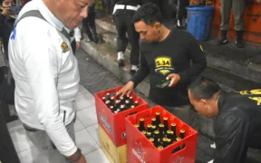 Mendem e Prei Rek! Satpol PP Surabaya mengamankan 61 botol minuman beralkohol dari salah satu RHU saat razia Ramadan.