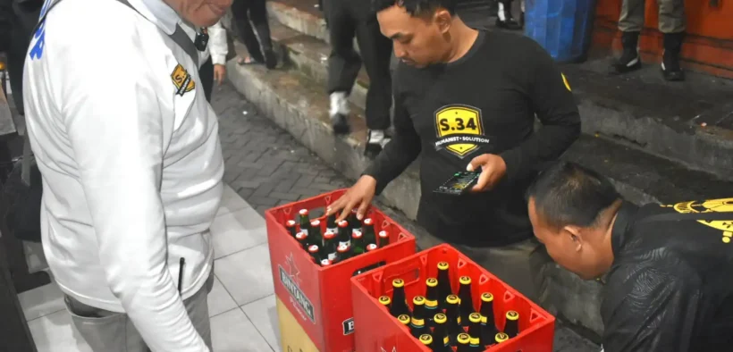 Mendem e Prei Rek! Satpol PP Surabaya mengamankan 61 botol minuman beralkohol dari salah satu RHU saat razia Ramadan.