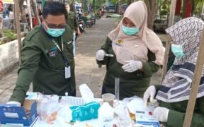 Dinkes Kabupaten Probolinggo mengambil sampel jajanan di Alun-alun Kraksaan untuk memastikan keamanan pangan bagi masyarakat.