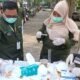 Dinkes Kabupaten Probolinggo mengambil sampel jajanan di Alun-alun Kraksaan untuk memastikan keamanan pangan bagi masyarakat.