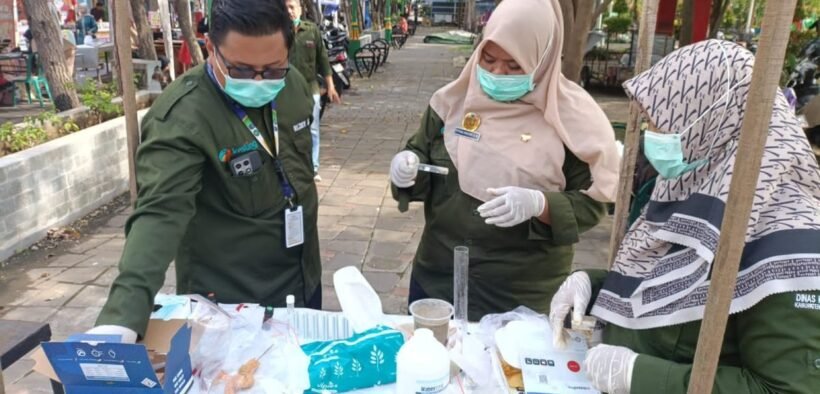 Dinkes Kabupaten Probolinggo mengambil sampel jajanan di Alun-alun Kraksaan untuk memastikan keamanan pangan bagi masyarakat.