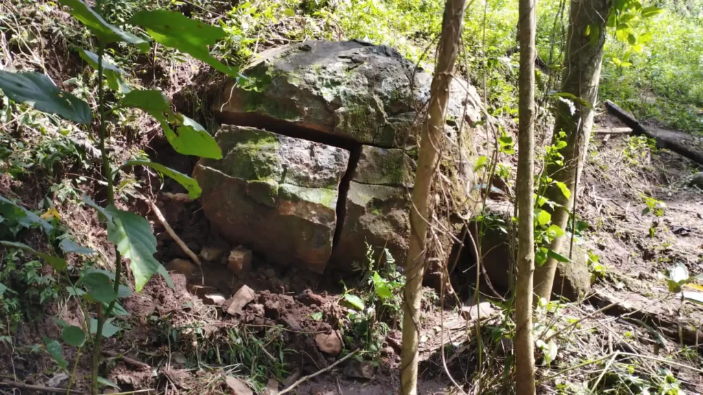 Satgas TMMD, menemukan sebuah batu misterius di kawasan perbukitan gunung pada Selasa pagi (10/03/2026) yang diduga peninggalan sejarah.