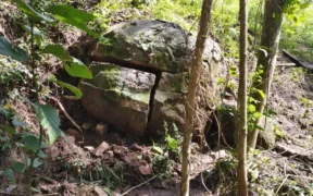 Satgas TMMD, menemukan sebuah batu misterius di kawasan perbukitan gunung pada Selasa pagi (10/03/2026) yang diduga peninggalan sejarah.