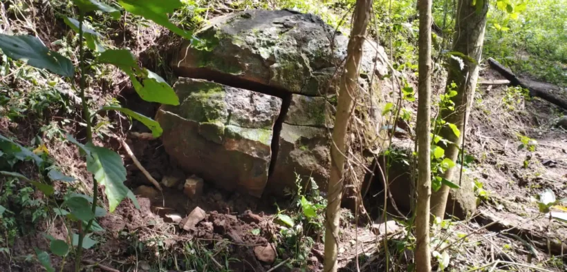 Satgas TMMD, menemukan sebuah batu misterius di kawasan perbukitan gunung pada Selasa pagi (10/03/2026) yang diduga peninggalan sejarah.