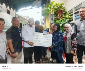 Insiden Gondola Surabaya, Wali Kota Eri Serahkan Santunan ke Keluarga Korban