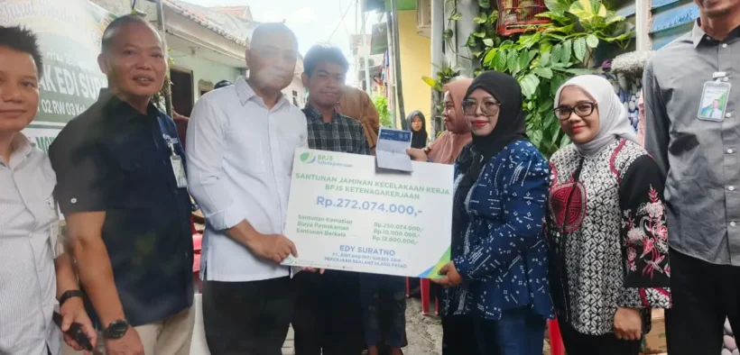 Insiden Gondola Surabaya, Wali Kota Eri Serahkan Santunan ke Keluarga Korban