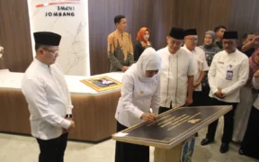 Gubernur Jawa Timur Khofifah Indar Parawansa meresmikan revitalisasi dan rehabilitasi sarana prasarana sekolah di Jombang