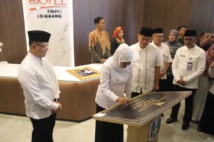 Khofifah Resmikan Revitalisasi 17 Sekolah di Jombang Senilai Rp13,9 M