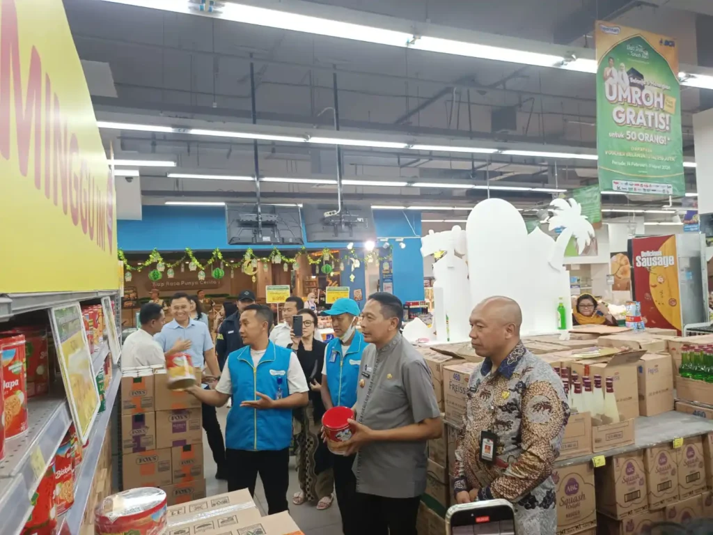 Pemerintah Kota Malang melakukan pengecekan parsel Lebaran di sejumlah toko modern guna memastikan keamanan produk