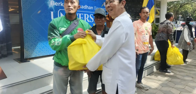 Universitas Airlangga (Unair) kembali menunjukkan kepedulian sosial dengan membagikan 10.000 paket Ramadan Berkah