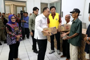 Yayasan Harapan Tama Bagikan 1.000 Paket Sembako untuk Warga Simokerto