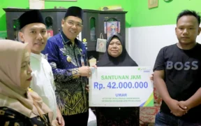 Wali Kota Probolinggo, dr Aminuddin, menyalurkan BPJS Ketenagakerjaan kepada keluarga pekerja Jumat (13/3/2026) sore.