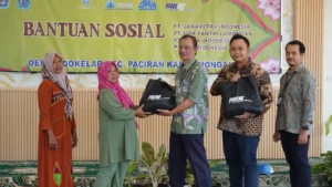 Senyuman Ramadan: PT PAL Salurkan Paket Sembako ke Warga Pesisir
