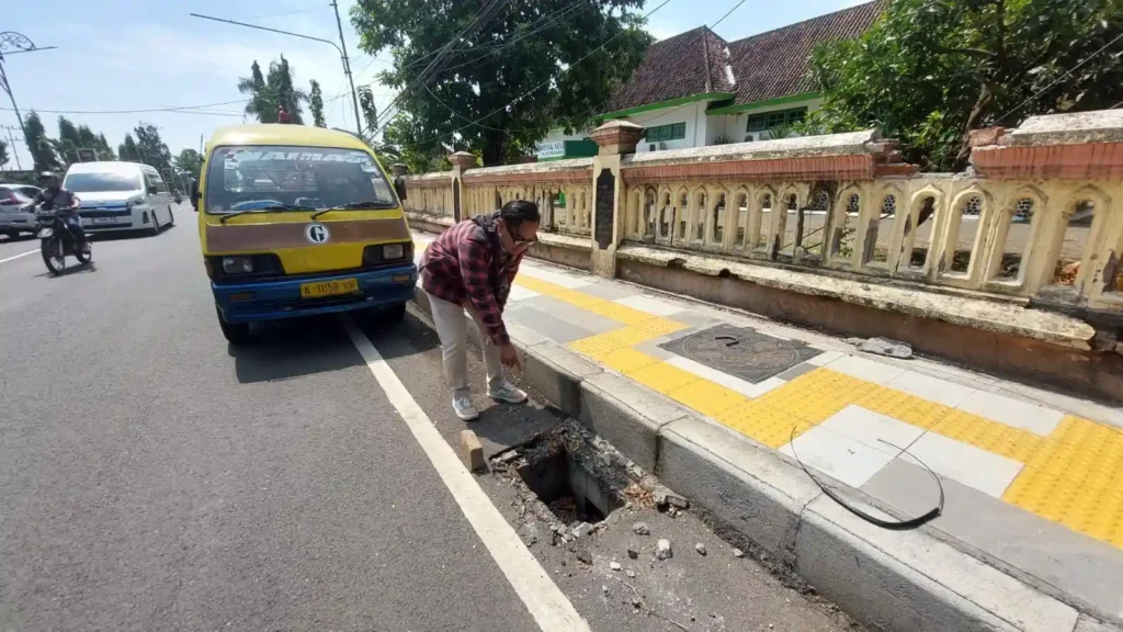 Baru aja diresmikan Januari 2026 kemarin, Jalan Soekarno-Hatta Kota Probolinggo udah "ompong", Tutup Drainase Dicolong Rayap Besi