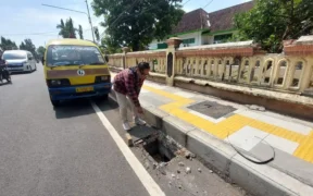 Baru aja diresmikan Januari 2026 kemarin, Jalan Soekarno-Hatta Kota Probolinggo udah "ompong", Tutup Drainase Dicolong Rayap Besi