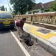 Baru aja diresmikan Januari 2026 kemarin, Jalan Soekarno-Hatta Kota Probolinggo udah "ompong", Tutup Drainase Dicolong Rayap Besi
