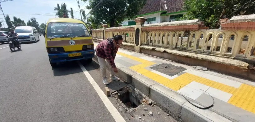 Baru aja diresmikan Januari 2026 kemarin, Jalan Soekarno-Hatta Kota Probolinggo udah "ompong", Tutup Drainase Dicolong Rayap Besi