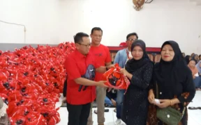 Dewan Pimpinan Cabang (DPC) PDI Perjuangan Kota Batu menunjukkan kepeduliannya dengan menyalurkan sebanyak 2.500 paket sembako