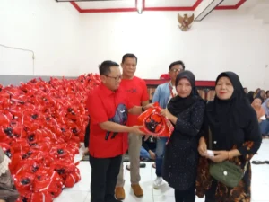 Peduli Wong Cilik, PDI Perjuangan Kota Batu Salurkan Paket Sembako