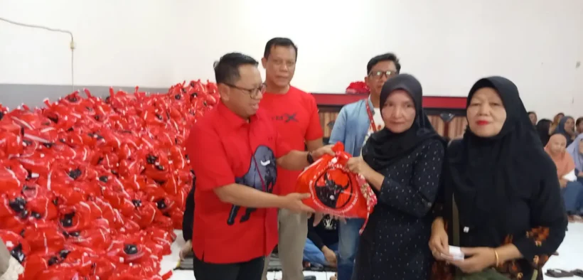 Dewan Pimpinan Cabang (DPC) PDI Perjuangan Kota Batu menunjukkan kepeduliannya dengan menyalurkan sebanyak 2.500 paket sembako