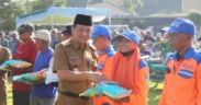 Pemerintah Kabupaten Jombang melalui Dinas Sosial Kabupaten Jombang menyalurkan bantuan sosial untuk ribuan warga