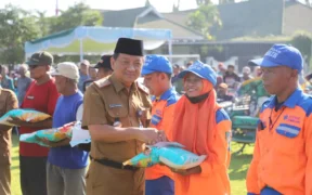 Pemerintah Kabupaten Jombang melalui Dinas Sosial Kabupaten Jombang menyalurkan bantuan sosial untuk ribuan warga