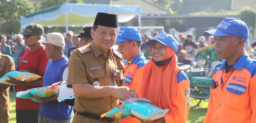 Pemerintah Kabupaten Jombang melalui Dinas Sosial Kabupaten Jombang menyalurkan bantuan sosial untuk ribuan warga