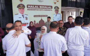 Wali Kota Surabaya Eri Cahyadi bersama Wakil Wali Kota Armuji menggelar halalbihalal di halaman Balai Kota Surabaya, Rabu (25/3/2026).