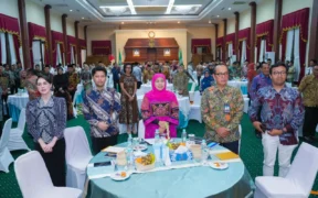 Gubernur Jawa Timur Khofifah Indar Parawansa, hingga menggelar diskusi publik bersama kepala daerah se-jatim membahas Geopolitik Global