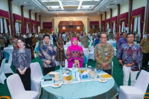 Khofifah Bahas Dampak Geopolitik Global Bersama Kepala Daerah se-Jatim