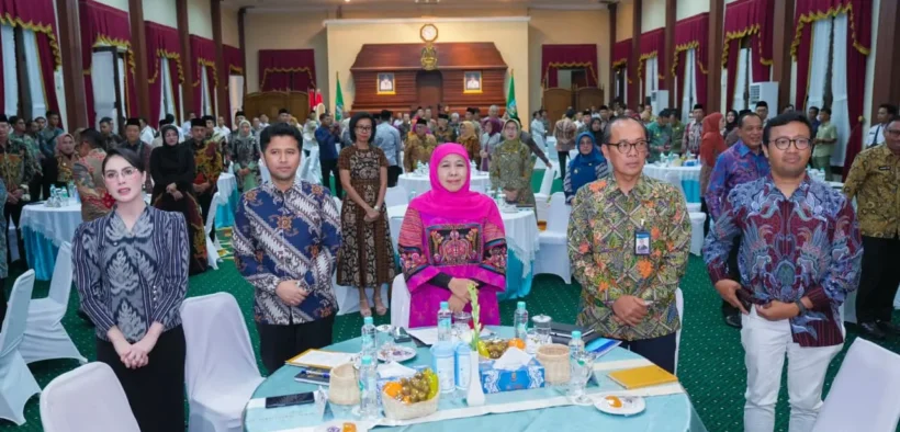 Gubernur Jawa Timur Khofifah Indar Parawansa, hingga menggelar diskusi publik bersama kepala daerah se-jatim membahas Geopolitik Global