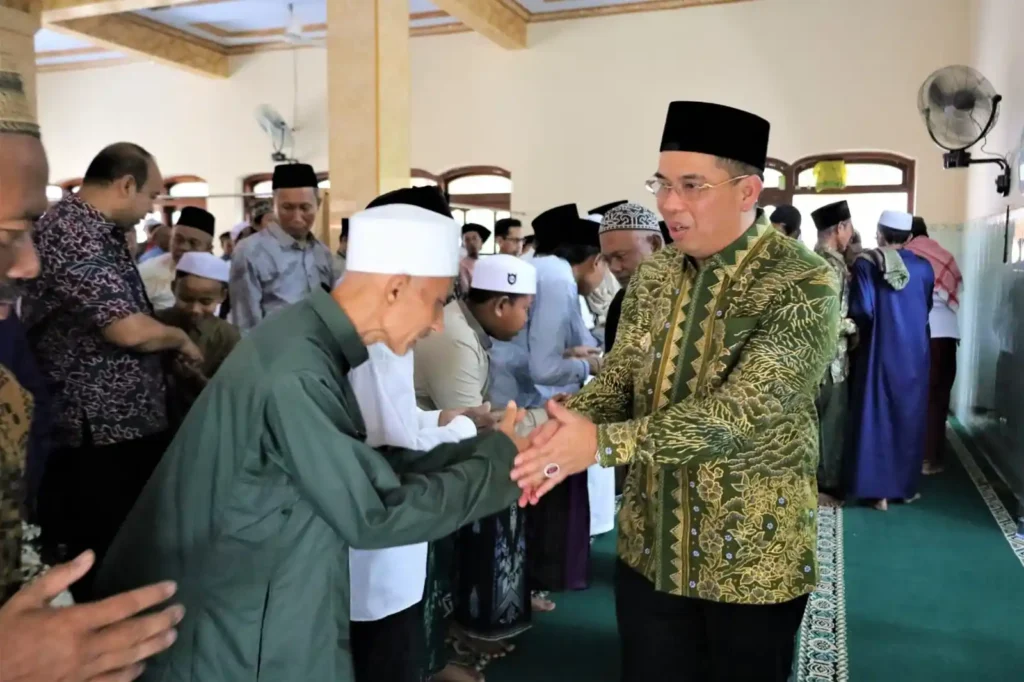 Wali Kota Probolinggo, Aminuddin, menggelar kegiatan Jumat Barokah sekaligus Salat Jumat bersama warga untuk jaga silaturahmi