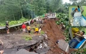 Akses utama wisata Air Terjun Madakaripura di Desa Negororejo, Kecamatan Lumbang, Kabupaten Probolinggo akibat Longsor