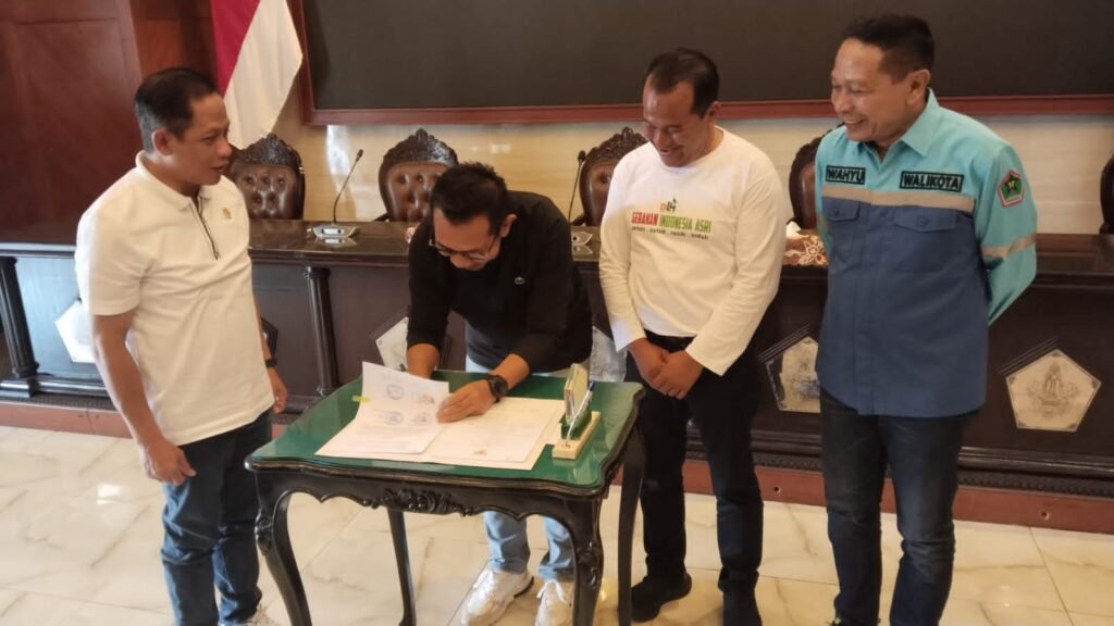 Wali Kota Batu Nurochman dan Wali Kota Malang teken kesepakatan pengelolaan sampah jadi energi dalam Gerakan Indonesia ASRI di Malang Raya.