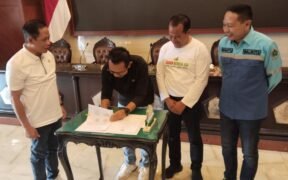 Wali Kota Batu Nurochman dan Wali Kota Malang teken kesepakatan pengelolaan sampah jadi energi dalam Gerakan Indonesia ASRI di Malang Raya.