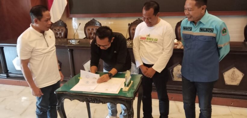 Wali Kota Batu Nurochman dan Wali Kota Malang teken kesepakatan pengelolaan sampah jadi energi dalam Gerakan Indonesia ASRI di Malang Raya.