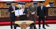 Pemerintah Kota Surabaya bareng DPRD resmi mengesahkan Peraturan Daerah (Perda) tentang Hunian Layak dalam rapat paripurna