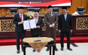 Pemerintah Kota Surabaya bareng DPRD resmi mengesahkan Peraturan Daerah (Perda) tentang Hunian Layak dalam rapat paripurna