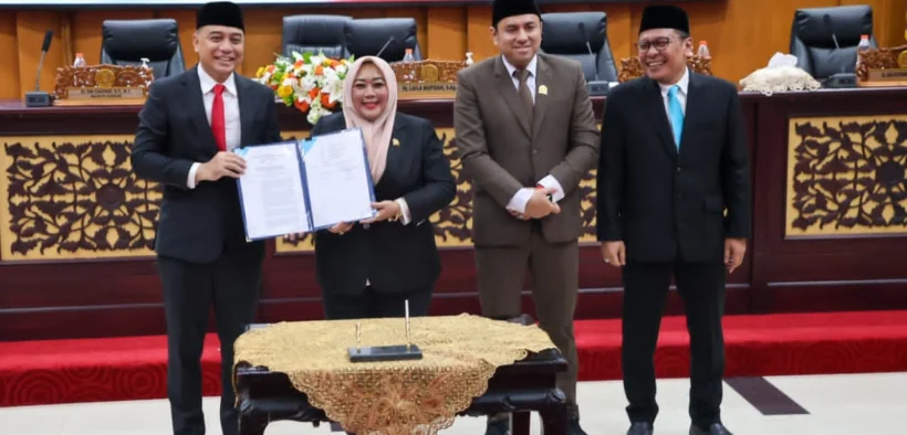 Pemerintah Kota Surabaya bareng DPRD resmi mengesahkan Peraturan Daerah (Perda) tentang Hunian Layak dalam rapat paripurna