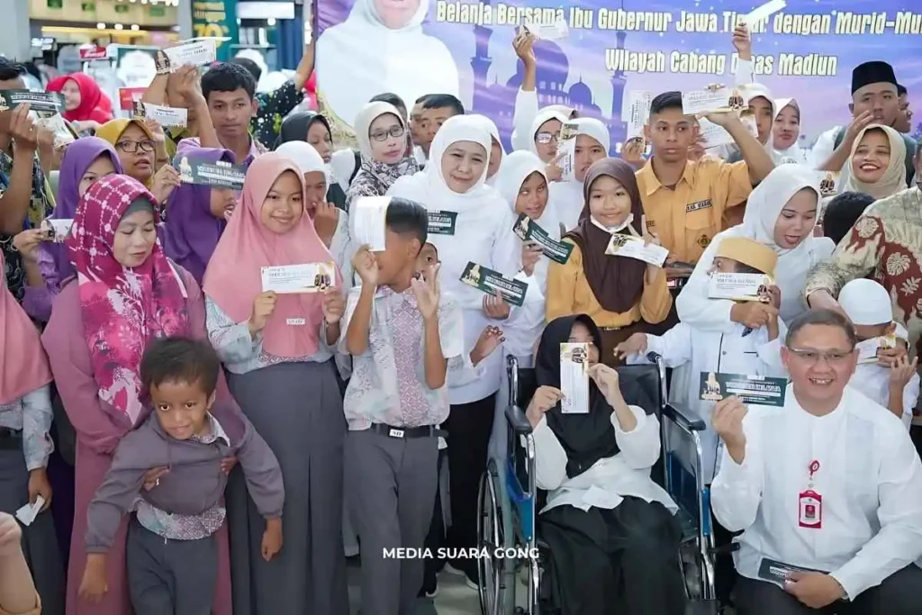 Momen Haru Khofifah Belanja Bareng Siswa SLB: Borong Baju Lebaran Sampe Slay!