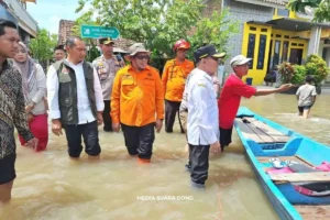 Banjir Pasuruan Terbesar Tahun Ini, Warga Harus Naik Perahu