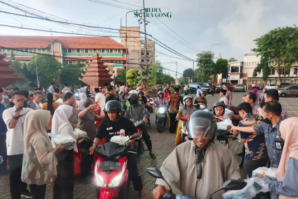 Info War takjil, Merapat dan berbaris! Sekretariat DPRD Jatim (Setwan) baru aja nge-drop 1.500 paket takjil gratis di Indrapura