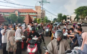 Info War takjil, Merapat dan berbaris! Sekretariat DPRD Jatim (Setwan) baru aja nge-drop 1.500 paket takjil gratis di Indrapura