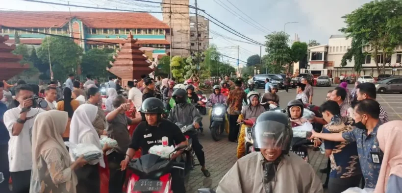 Info War takjil, Merapat dan berbaris! Sekretariat DPRD Jatim (Setwan) baru aja nge-drop 1.500 paket takjil gratis di Indrapura