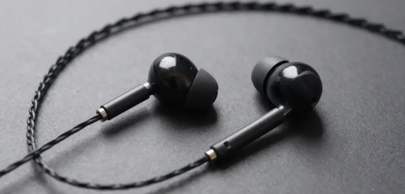 earphone Kabel atau TWS