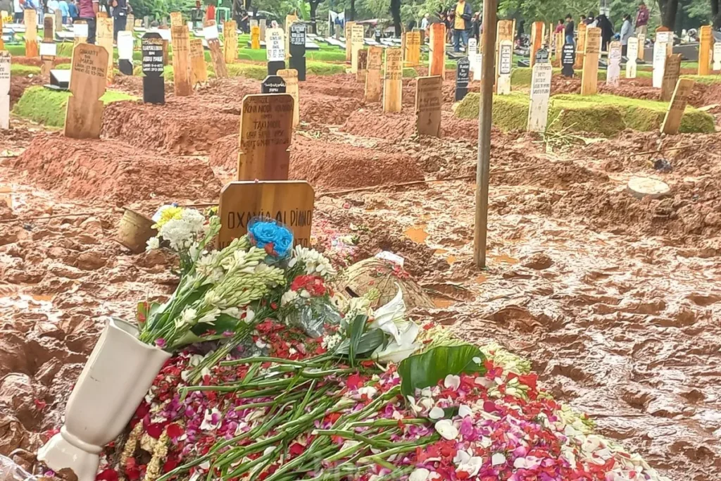 Suasana Haru Pemakaman Vidi Sahabat dan Artis Mengantar Terakhir