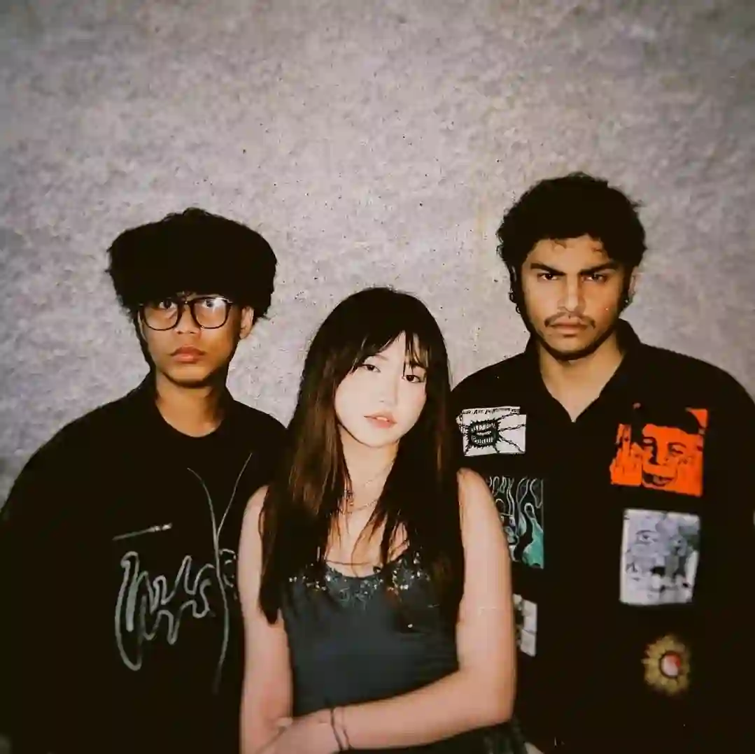 Lagu dengan beat berat ala Hip-Hop tapi dangdut yang bikin candu? selamat! Kamu baru saja memasuki Waktu Indonesia Bagian Hip-Dut