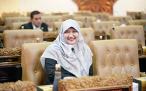 Ketua Fraksi PKS DPRD Jatim, Lilik Hendarwati, blak-blakan nyentil pemborosan yang terjadi dimana AC dan lampu yang tetep nyala